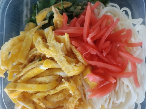 錦糸卵と紅しょうがと大葉のぶっかけそうめん